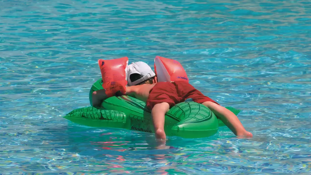 Dziecko na dmuchanym materacu w Side Mare Resort & Spa