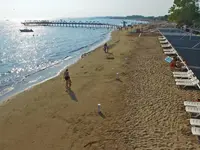 Piaszczysta plaża z leżakami w Side Mare Resort & Spa