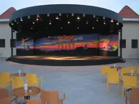 Scena w hotelu Side Mare Resort & Spa z kolorowym tłem