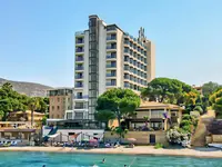 Budynek i fasada hotelu Signature Blue Resort nad morzem