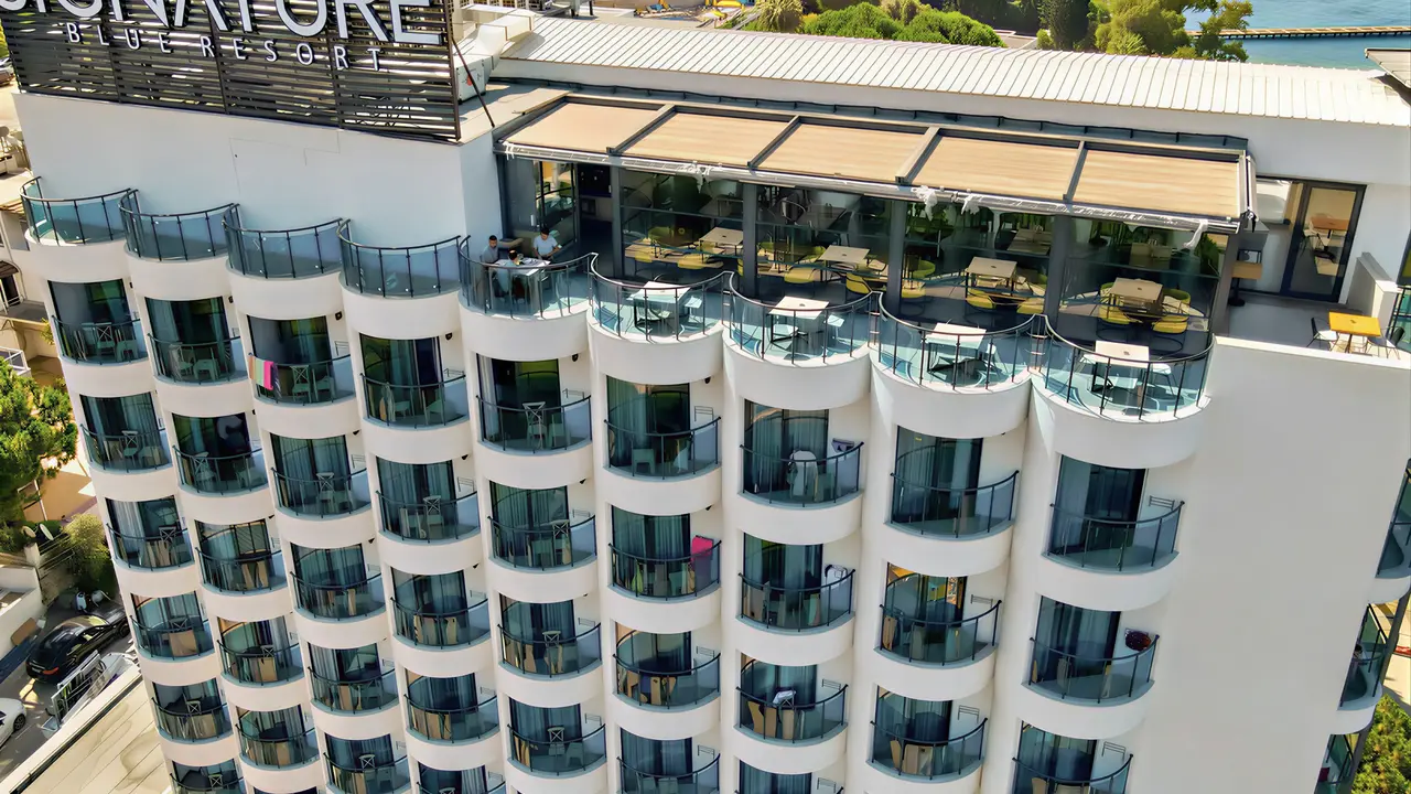 Elewacja budynku i balkony w Signature Blue Resort