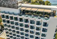 Elewacja budynku i balkony w Signature Blue Resort
