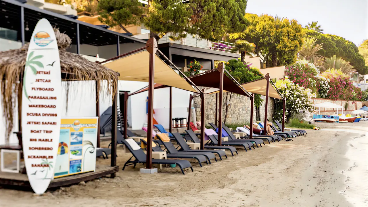 Leżaki i parasole na plaży w Signature Blue Resort