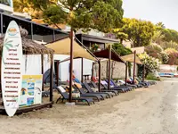 Leżaki i parasole na plaży w Signature Blue Resort