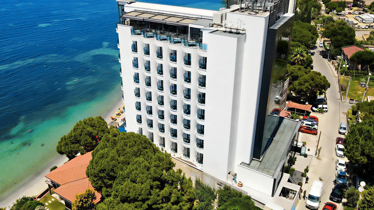 Budynek Signature Blue Resort nad samym brzegiem morza