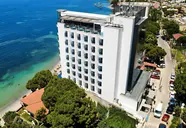 Budynek Signature Blue Resort nad samym brzegiem morza