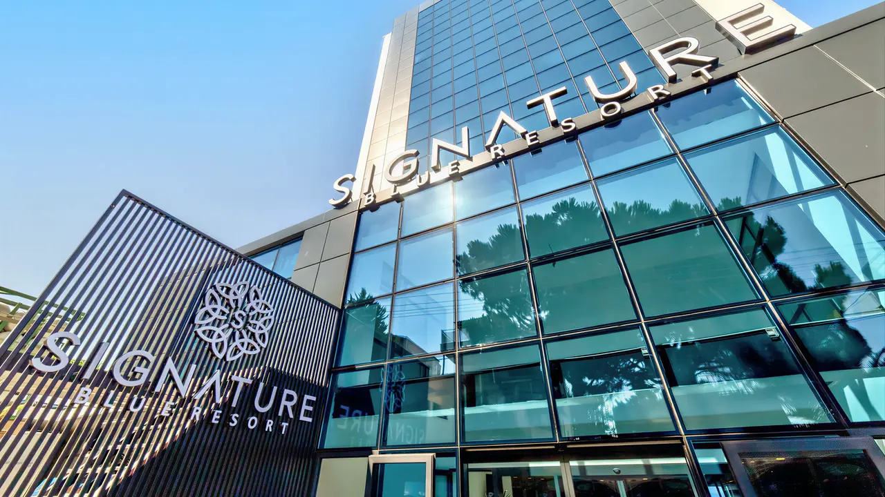 Elewacja i wejście do budynku Signature Blue Resort