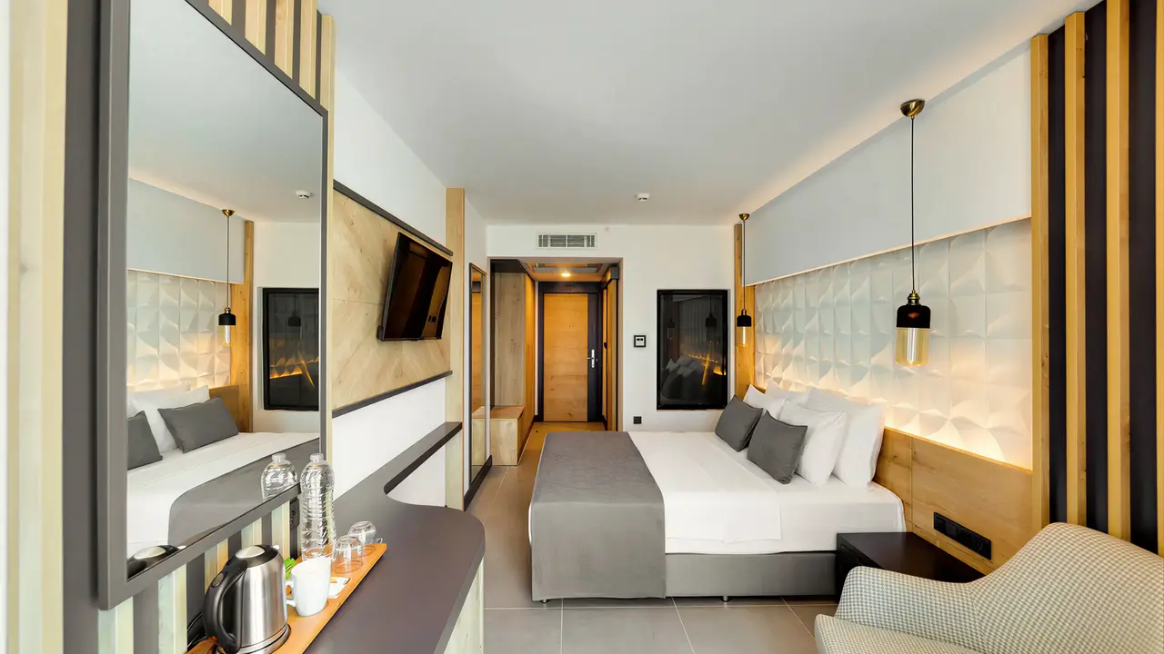 Nowoczesny pokój z łóżkiem w Signature Blue Resort