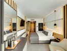 Nowoczesny pokój z łóżkiem w Signature Blue Resort