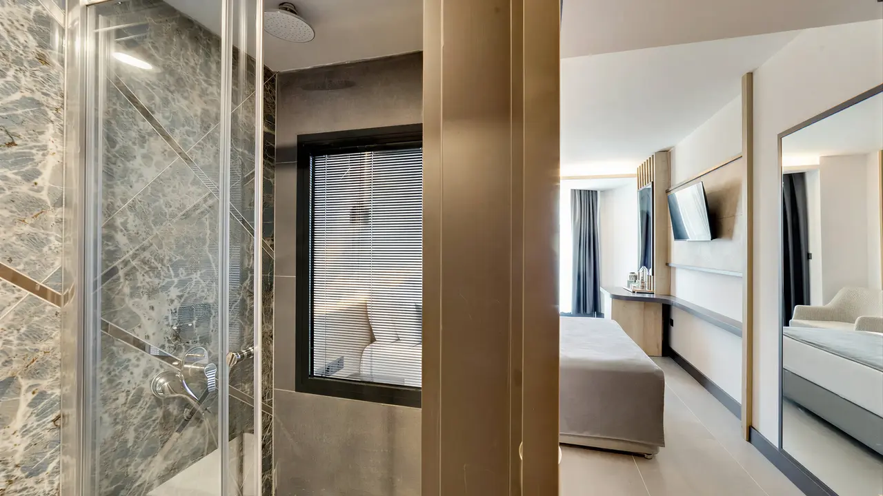 Łazienka z prysznicem w Signature Blue Resort