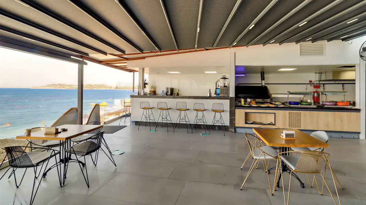 Bar z widokiem na morze w Signature Blue Resort