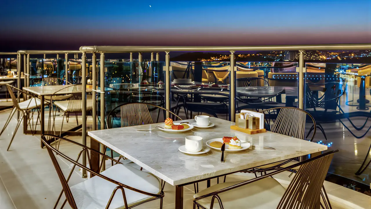 Stolik z jedzeniem na tarasie w Signature Blue Resort