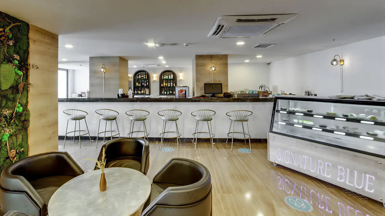 Bar z wysokimi hokerami w Signature Blue Resort