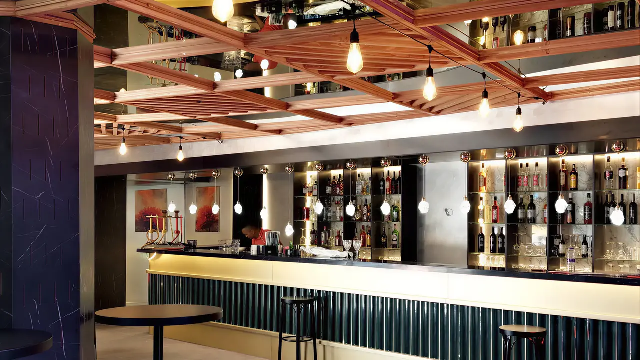 Nowoczesny bar w hotelu Signature Blue Resort