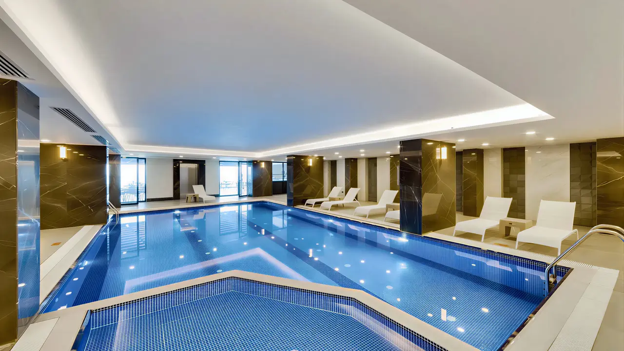Kryty basen w Signature Blue Resort z leżakami