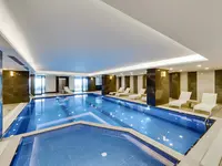 Kryty basen w Signature Blue Resort z leżakami