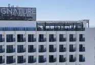 Elewacja budynku Signature Blue Resort z widokiem na morze
