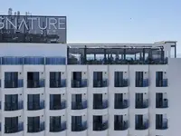 Elewacja budynku Signature Blue Resort z widokiem na morze