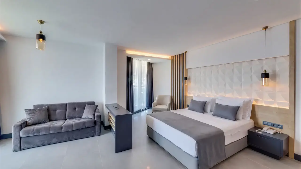 Nowoczesny pokój z łóżkiem i sofą w Signature Blue Resort