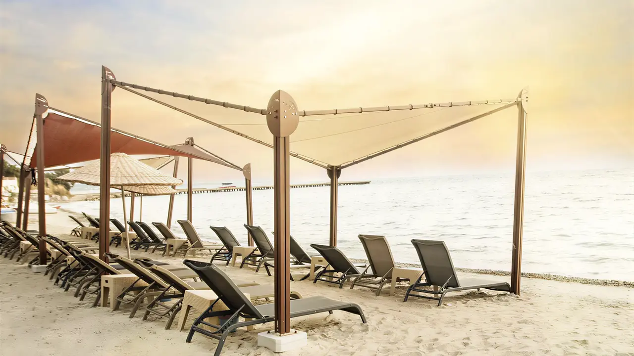 Leżaki pod zadaszeniem na plaży w Signature Blue Resort