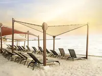 Leżaki pod zadaszeniem na plaży w Signature Blue Resort