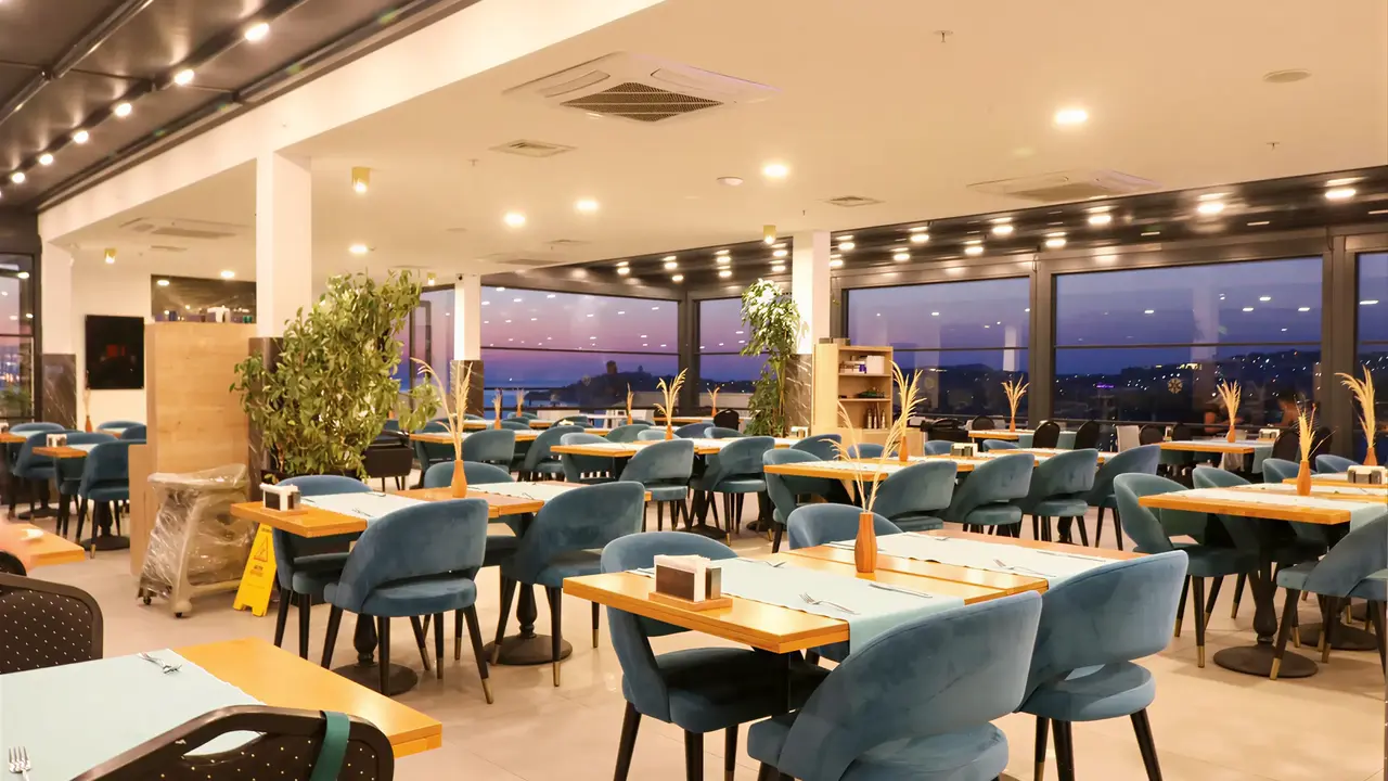 Restauracja w Signature Blue Resort z widokiem na morze