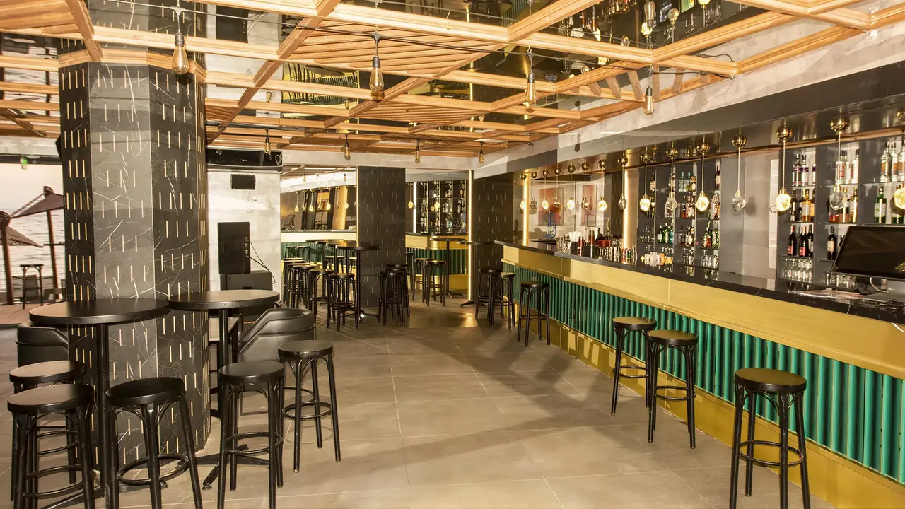 Nowoczesny bar z wysokimi hokerami w Signature Blue Resort
