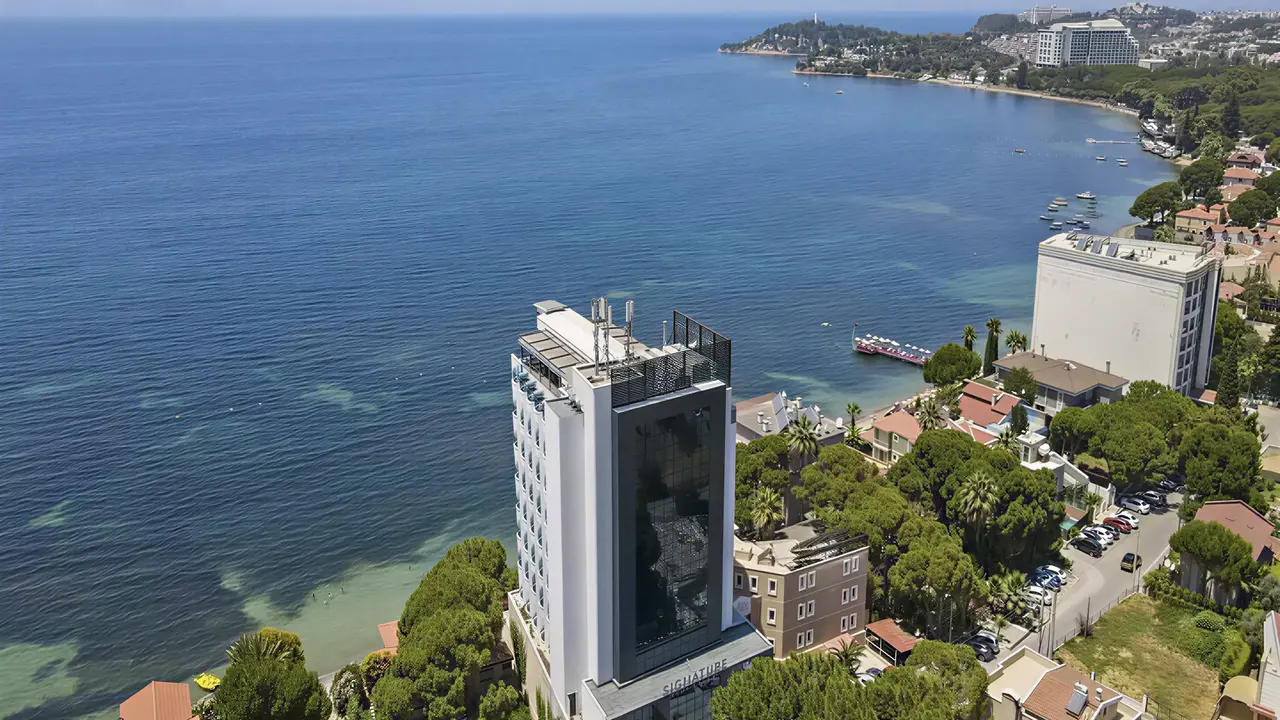 Widok na budynki Signature Blue Resort oraz wybrzeże
