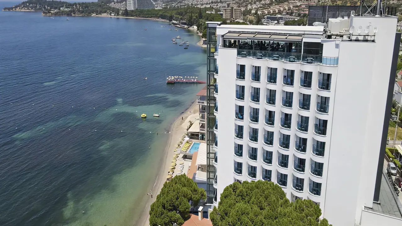 Widok na budynek Signature Blue Resort oraz pobliską plażę