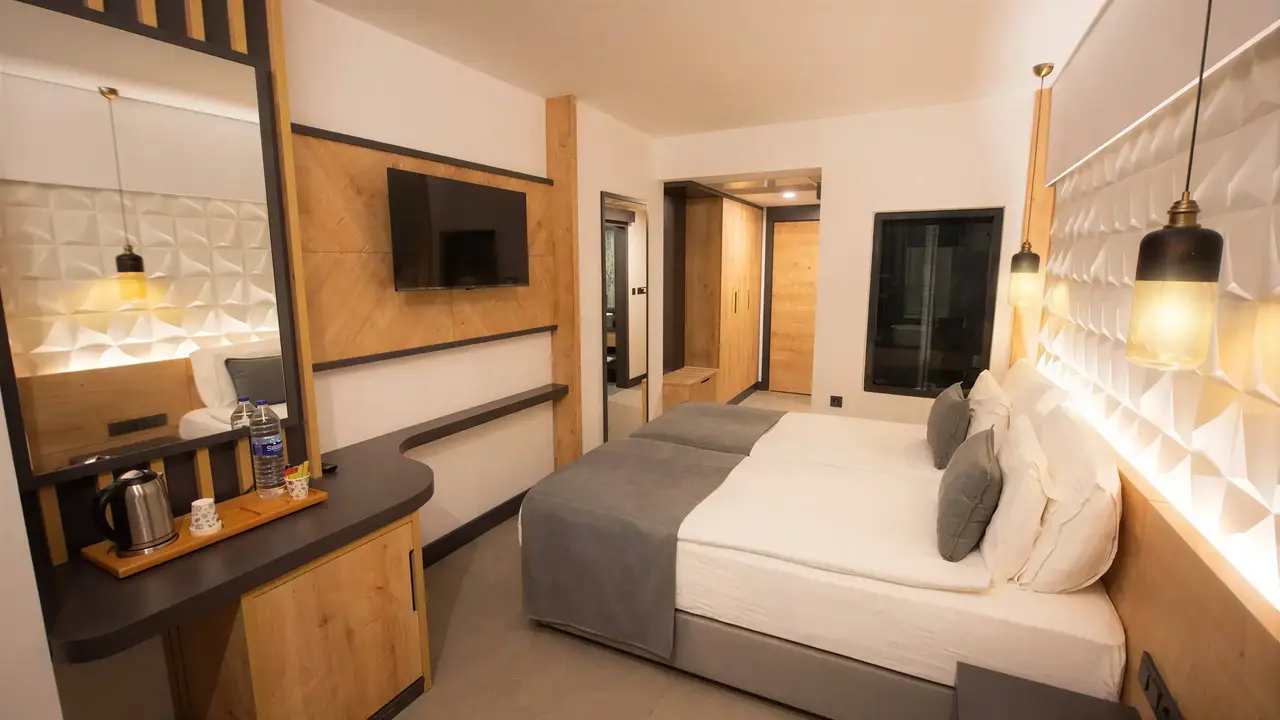Nowoczesny pokój z łóżkiem w Signature Blue Resort