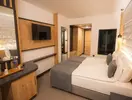Nowoczesny pokój z łóżkiem w Signature Blue Resort 