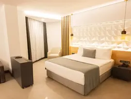 Nowoczesny pokój z łóżkiem w Signature Blue Resort