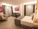 Nowoczesny pokój z łóżkiem w Signature Blue Resort