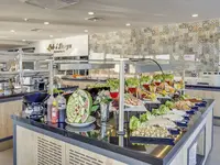 Bufet z jedzeniem w Signature Blue Resort