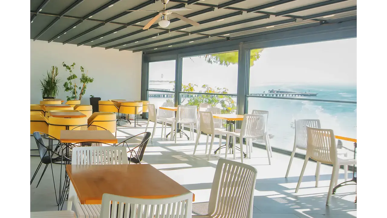 Restauracja w Signature Blue Resort z widokiem na morze