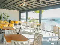 Restauracja w Signature Blue Resort z widokiem na morze