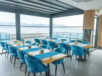 Restauracja w Signature Blue Resort z widokiem na morze