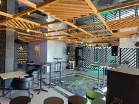 Sala rozrywki w Signature Blue Resort z wysokimi stolikami
