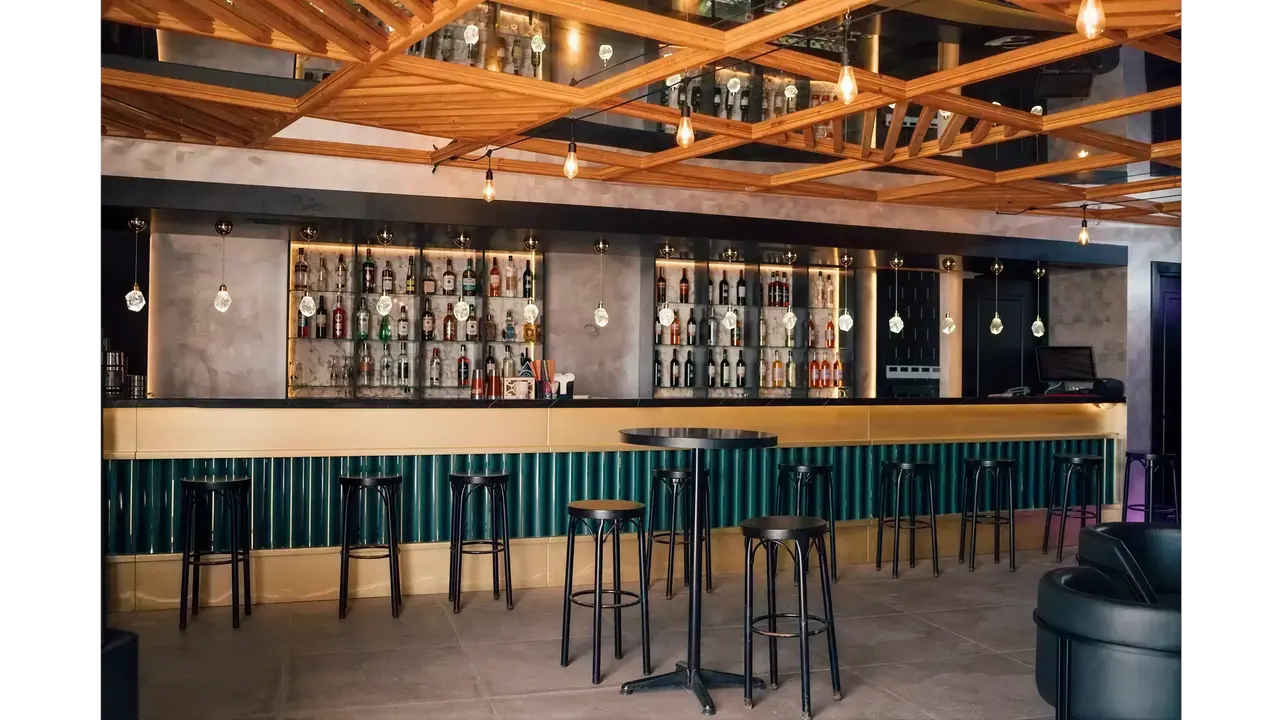 Nowoczesny bar w hotelu Signature Blue Resort