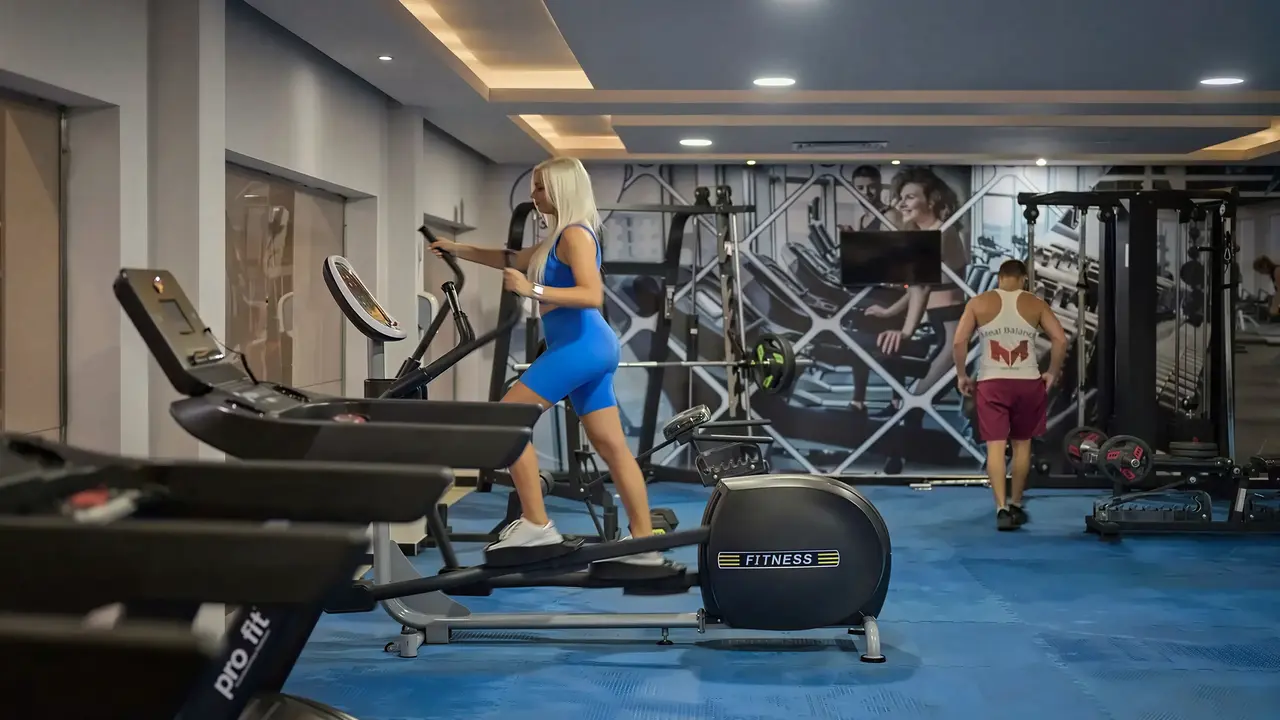 Siłownia w Sindbad Club z nowoczesnym sprzętem fitness