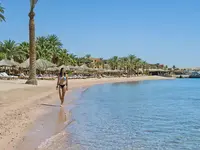 Kobieta na piaszczystej plaży w Sindbad Club