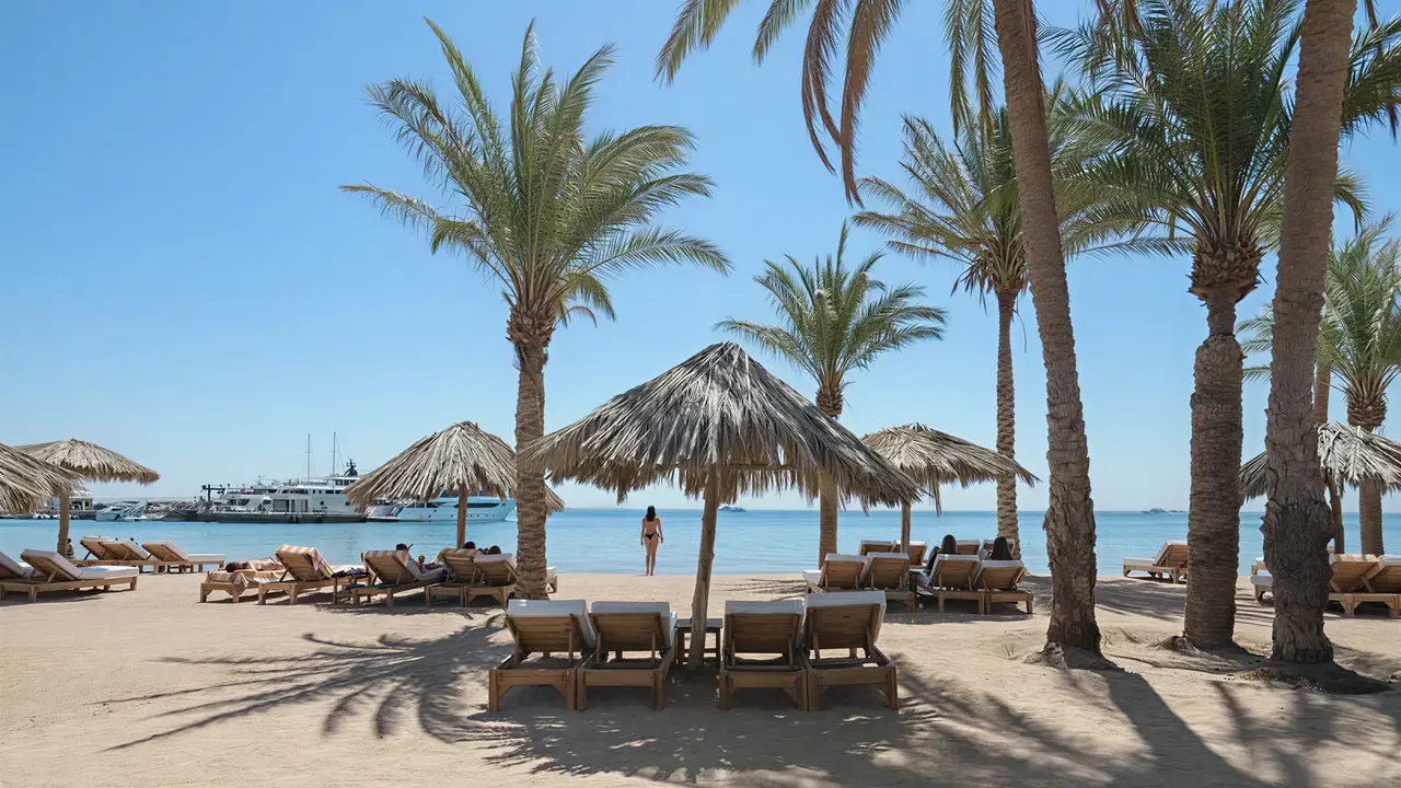 Plaża z leżakami i parasolami w Sindbad Club