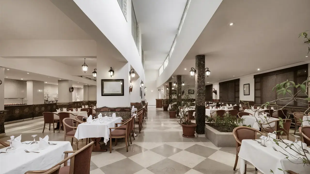 Elegancka restauracja w Sindbad Club z nakrytymi stołami