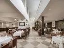 Elegancka restauracja w Sindbad Club z nakrytymi stołami