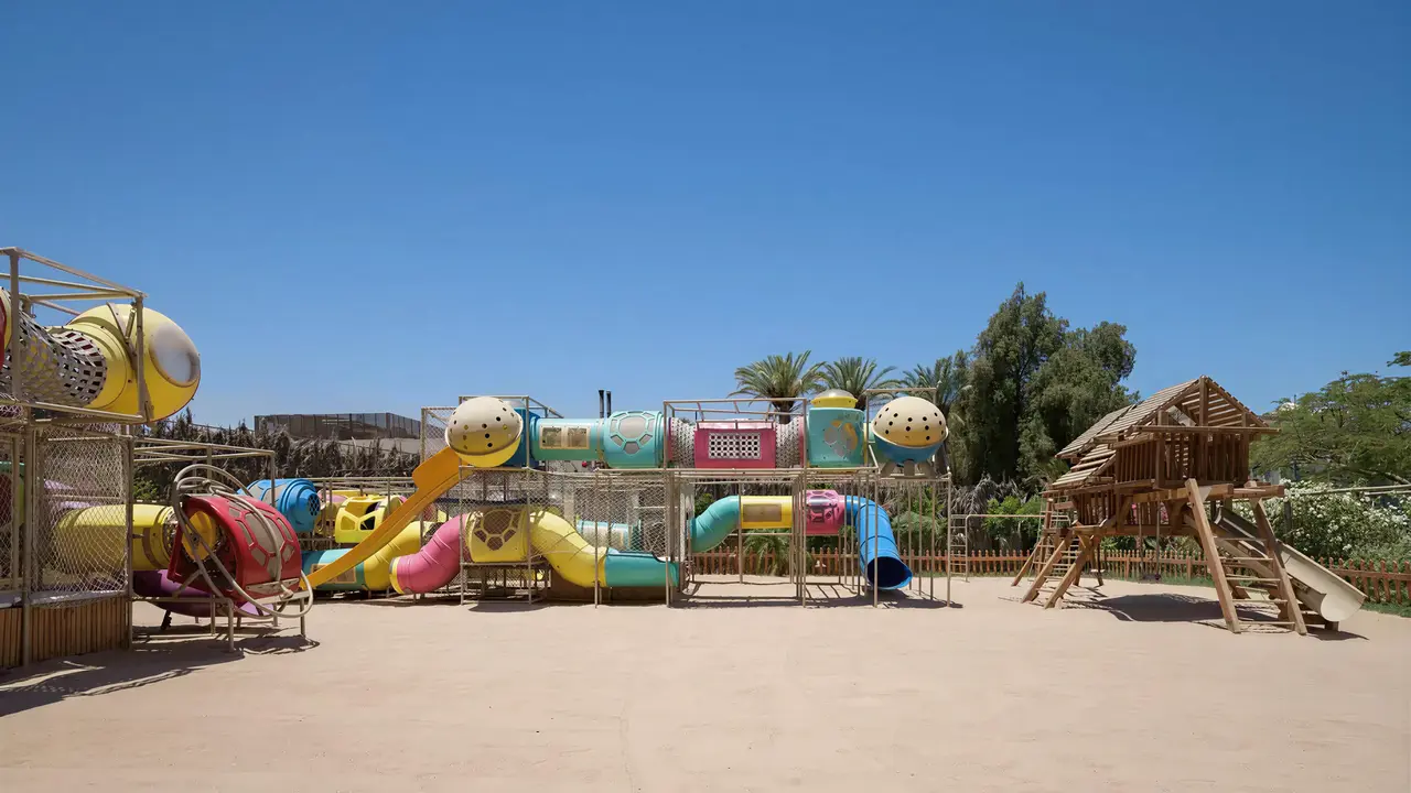 Kolorowy plac zabaw dla dzieci w Sindbad Club