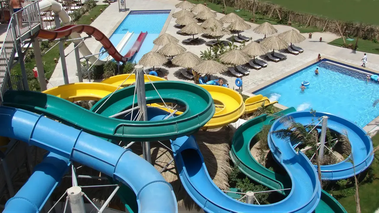 Zjeżdżalnie wodne w Sindbad Club
