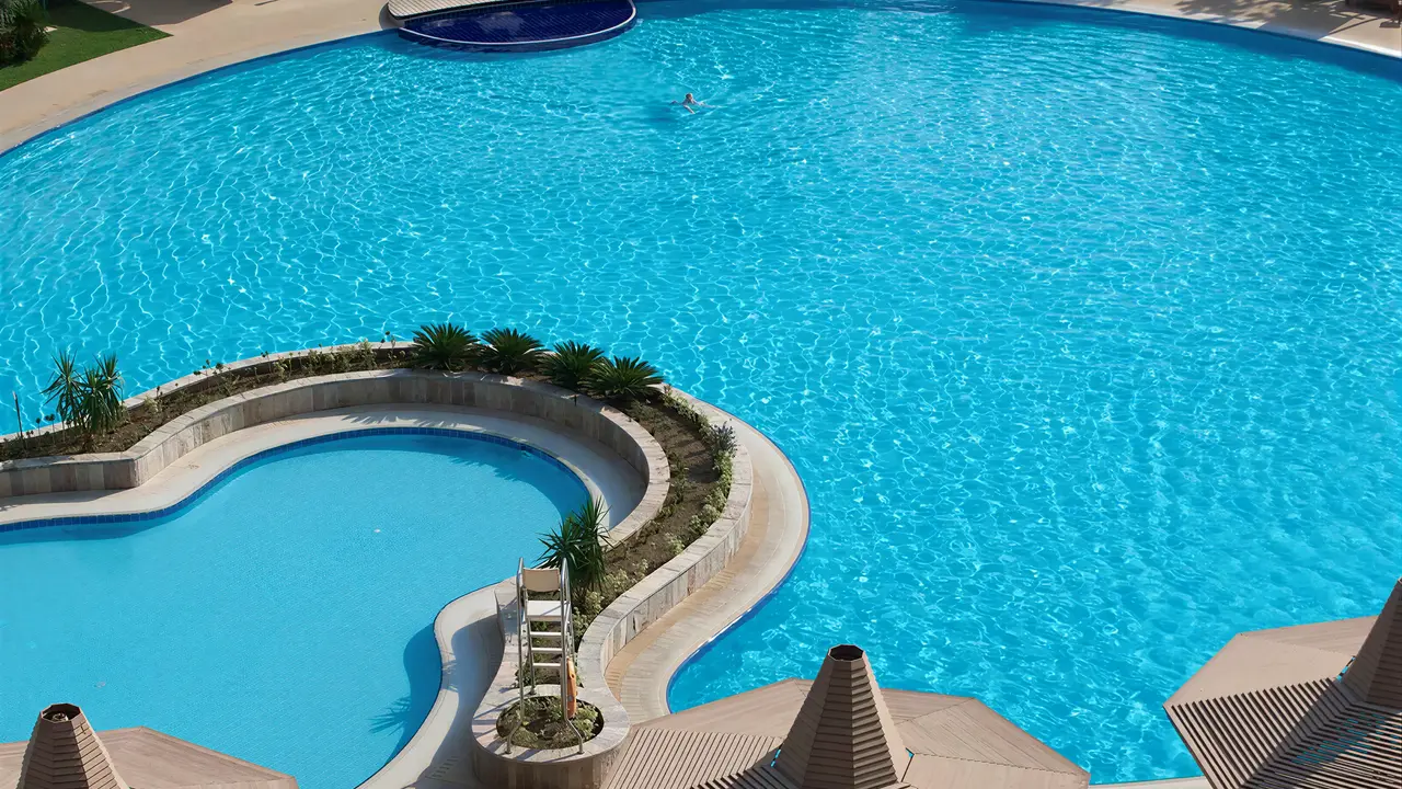 Duży basen z błękitną wodą w Sindbad Club