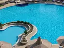 Duży basen z błękitną wodą w Sindbad Club