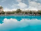 Duży basen z leżakami w Sindbad Club