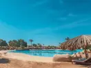 Basen z leżakami i parasolami w Sindbad Club